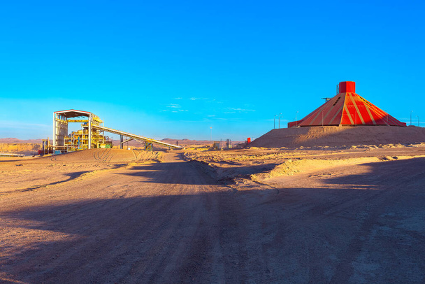 Courroie transporteuse et dépôt sous un dôme dans une mine de cuivre à ciel ouvert au Chili. - Photo, image