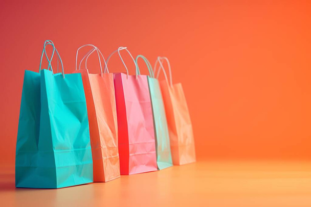 Sacos de compras sortidos em ciano, rosa e laranja no fundo vermelho. - Foto, Imagem