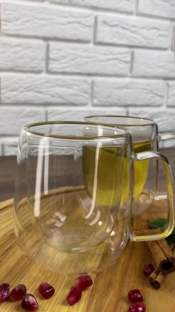 El té con hierbas y bayas se vierte en una taza de té transparente. 4k - Imágenes, Vídeo
