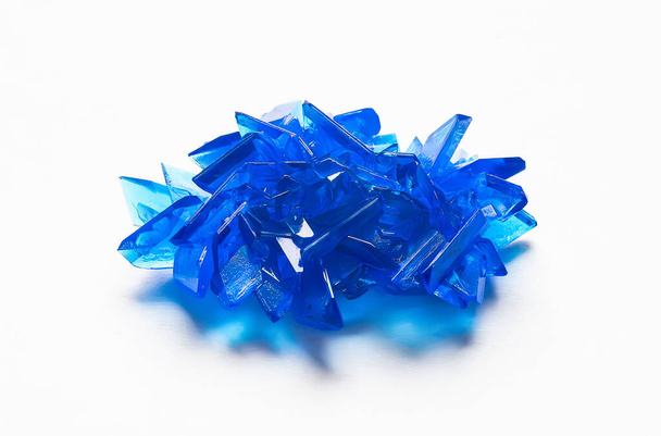 成長した硫酸銅の青い結晶. - 写真・画像