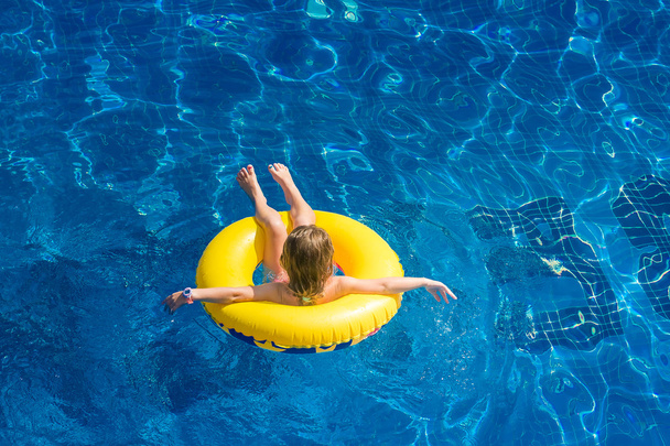 Плавание, летние каникулы - прекрасная девушка, играющая в голубой воде
 - Фото, изображение