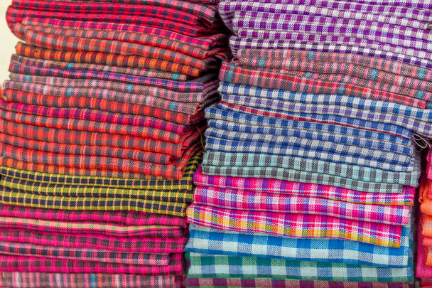 bavlněný materiál v hromadách, obchod se suvenýry, Kambodža - Fotografie, Obrázek