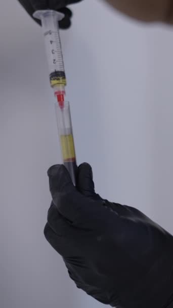 Seringues de médecin prp à partir d'un tube sanguin - Vidéo verticale FHD - Séquence, vidéo