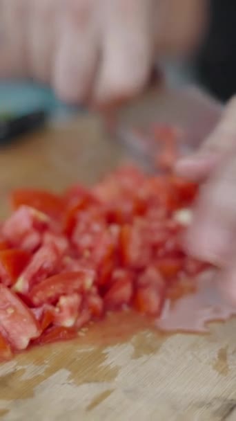 Valencia 'da bir adam domatesleri küp küp doğruyor - İspanyol geleneksel yemekleri Dikey - Video, Çekim