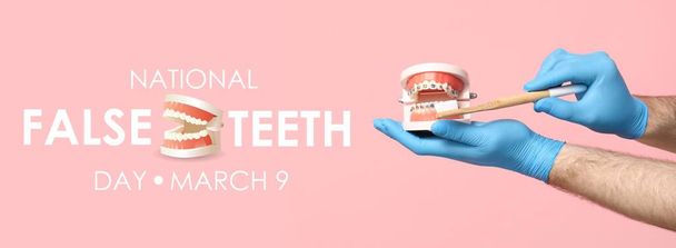 Baner na Narodowy Dzień Sztucznych Zębów z dłońmi dentysty ze szczoteczką do zębów i modelu szczęki - Zdjęcie, obraz
