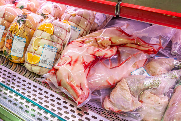 Плая Бланка, Іспанія - 24 грудня 2010 року: ціла свиня свіжозаморожена в супермаркеті готова продати на різдвяний барбекю. - Фото, зображення