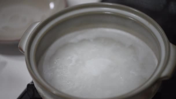 粘土鍋でお粥を作る方法 - 映像、動画