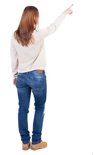 Mulher de camisa apontando para longe
 - Foto, Imagem