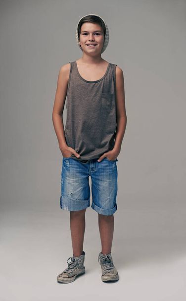 Šťastný chlapec, portrét a móda se stylem v džínových šortkách nebo džínách na šedém pozadí ateliéru. Muž osoba, dítě nebo teenager s letním oblečením nebo cool stylový outfit se zimní čepice na mockup. - Fotografie, Obrázek