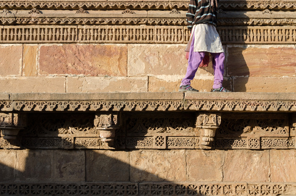 Femme indienne marchant sur de beaux motifs de frontière & dessins engr
 - Photo, image