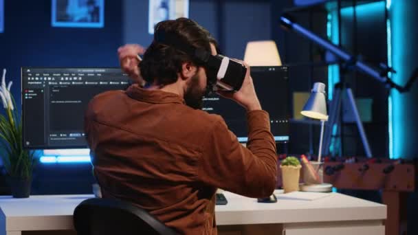 Uzaktan kumandalı yazılım geliştirici evdeki kişisel ofiste VR gözlük kullanarak Javascript programlama yapıyor. Sanal gerçeklik kulaklığı takan bilişim mühendisi kod satırlarını, kamera A 'yı görselleştirmek için - Video, Çekim