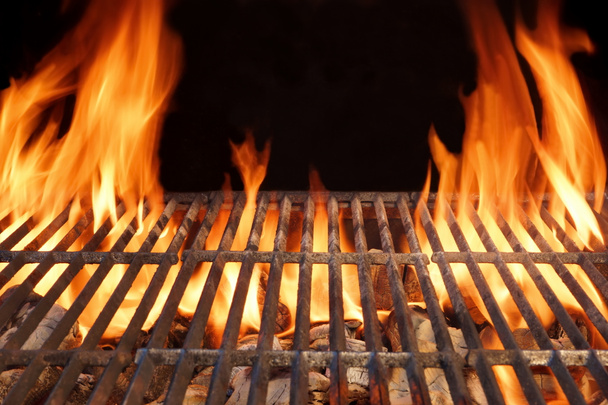 Alev ateş boş sıcak Barbekü kömür ızgara ile parlayan kömürler - Fotoğraf, Görsel