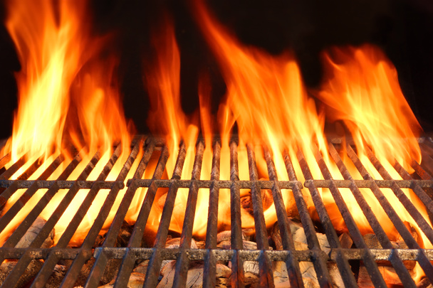 Parrilla de carbón caliente vacía de la barbacoa del fuego de la llama con carbones que brillan
 - Foto, Imagen
