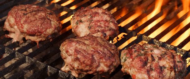 Hamburgery wołowiny grill na gorącym grillu - Zdjęcie, obraz