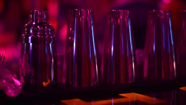 copos agitador de pé em uma fileira no clube  - Filmagem, Vídeo
