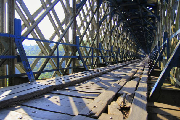 西ジャワのタシマラヤとシアミ地域を結ぶサーホン橋は,1893年にオランダ東インド政府によって建設された.. - 写真・画像
