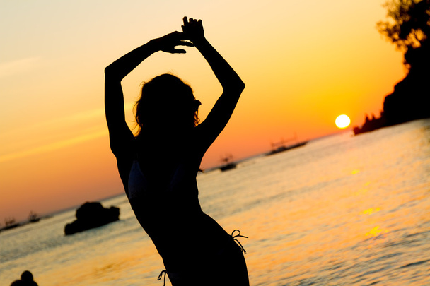 σιλουέτα του με νεαρή όμορφη γυναίκα σε τροπική θάλασσα ηλιοβασίλεμα backg - Φωτογραφία, εικόνα