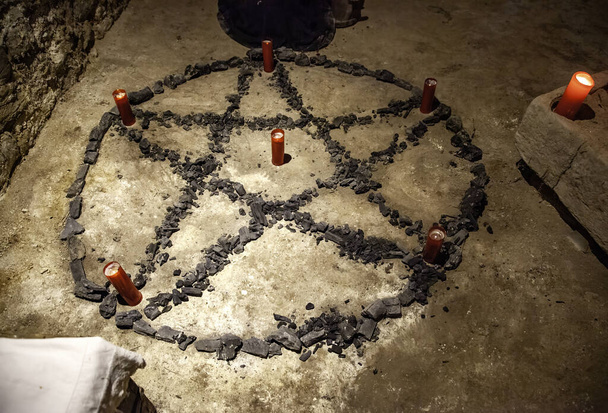 Λεπτομέρεια παγανιστικού συμβόλου για θρησκευτικές τελετές, μαύρη μαγεία - Φωτογραφία, εικόνα