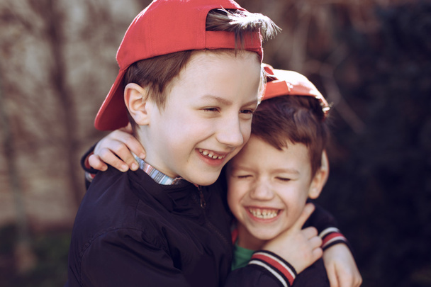 Hermanos pequeños con gorra
 - Foto, imagen
