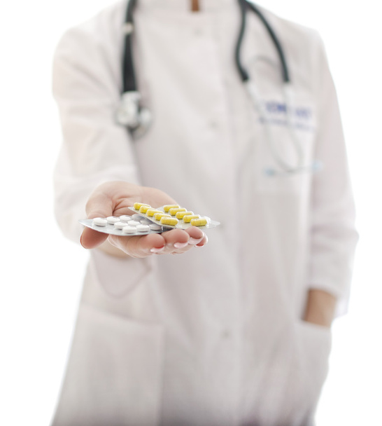 Médico dando pastillas a un paciente - Stock Image
 - Foto, imagen