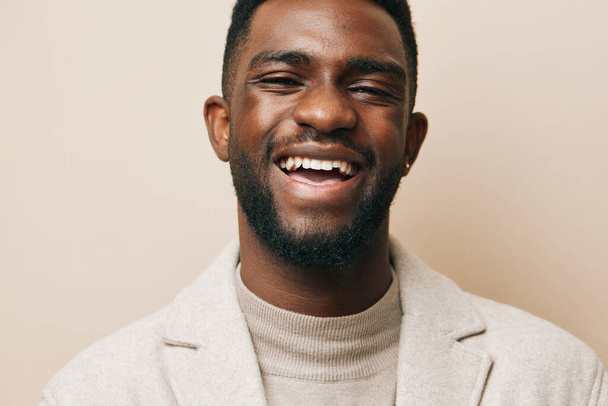 afrikai férfi stílusos háttér portré boldog stílus felnőtt amerikai vonzó srác afro napszemüveg fekete fiatal szemüveg bézs alkalmi amerikai afrikai életmód divat színes - Fotó, kép