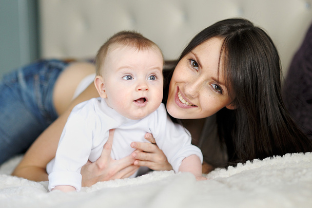 Portret van een gelukkige moeder en baby - Foto, afbeelding