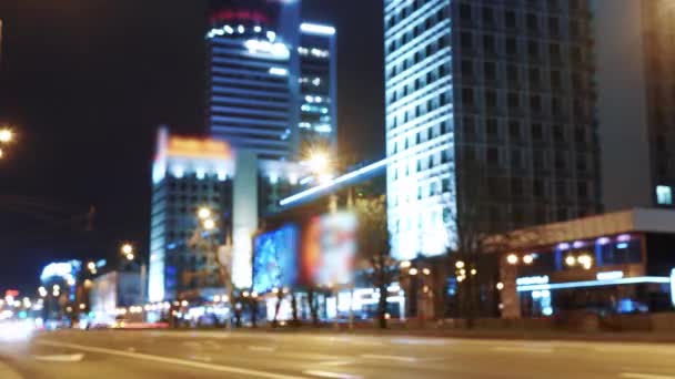 Včasné záběry velkého města v centru s projíždějícími auty. Rozmazané auta na ulici v noci - městský provoz. Opakované opakované bezešvé video. Záběry 4k - Záběry, video