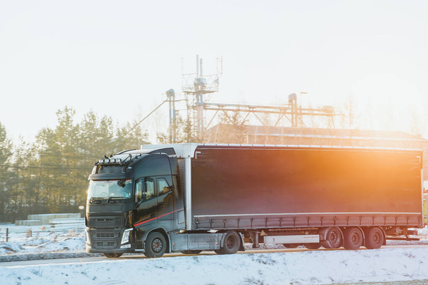 Profesionální řidiči kamionů doručující náklad na dálnici - Fotografie, Obrázek