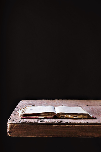 стара книга на сільському дерев'яному столі
 - Фото, зображення
