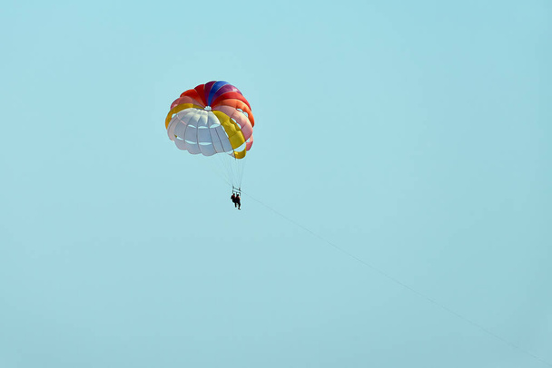 La pareja está parapeteando en el cielo azul. Vacaciones de verano en el Mar Negro. - Foto, Imagen