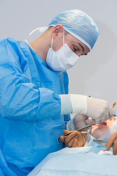 Dentistes pendant la chirurgie pour le placement d'implant
 - Photo, image