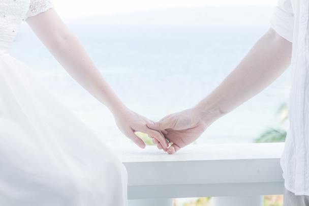 giovane coppia amorevole su sfondo spiaggia, giorno del matrimonio, all'aperto essere
 - Foto, immagini