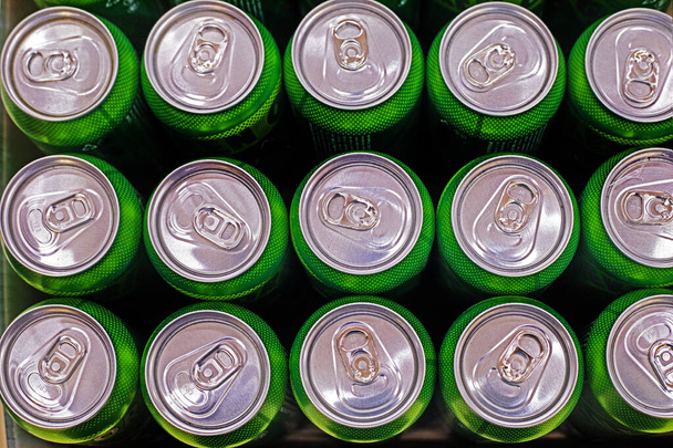 Энергетические напитки в алюминиевых зеленых контейнерах в супермаркете, вид сверху - Фото, изображение