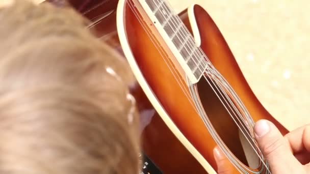 Kitaristi kädet soittaa musiikkia
 - Materiaali, video