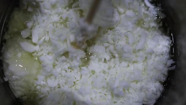 fusione e miscelazione di semi di soia, rendendo candele di soia naturali - Filmati, video