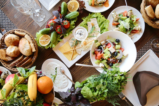 Uma mesa cheia de uma variedade de pratos segurando uma generosa propagação de comida deliciosa. - Foto, Imagem