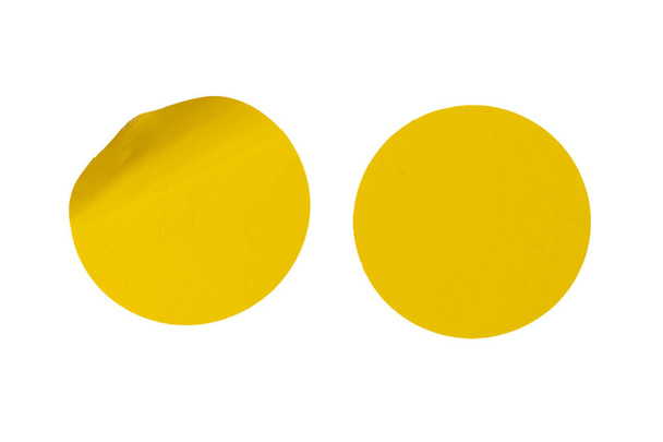 Etiquetas amarillas redondas, etiquetas en blanco aisladas sobre un fondo blanco. Vista superior.  - Foto, Imagen