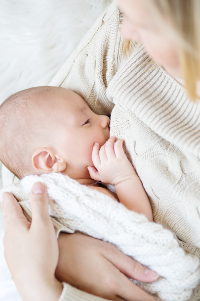  кормление грудью новорожденного ребенка - в помещении
 - Фото, изображение