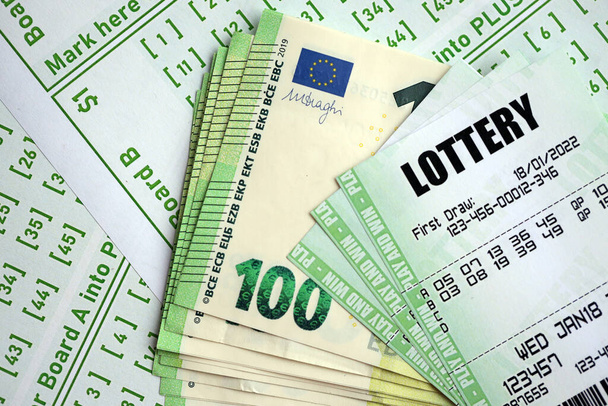 Πράσινα λαχεία και ευρώ χρήματα λογαριασμούς στο κενό με αριθμούς για το παιχνίδι λοταρία κοντά - Φωτογραφία, εικόνα