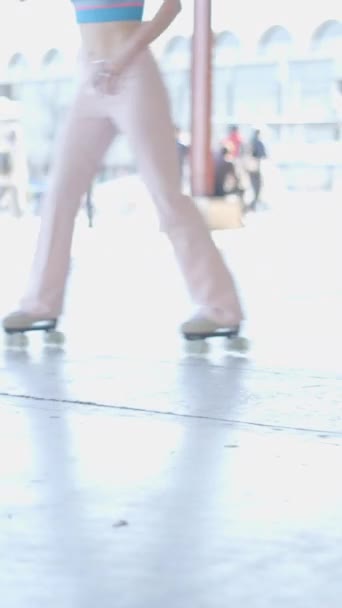 Jovem mulher de cabelos escuros patins ao ar livre, incline-se do chão - FullHD Vertical vídeo - Filmagem, Vídeo