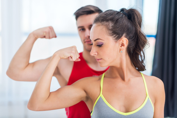 Athlétisme actif femme sportive fille et homme montrant leurs muscles biceps mode de vie sain
 - Photo, image