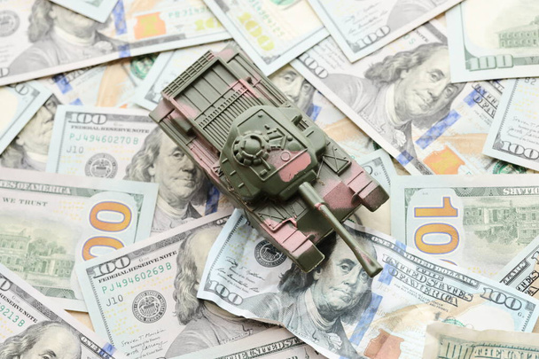 数百ドルの紙幣を破壊したタンク. アメリカ合衆国のための戦争資金と軍事支援価格の背景 - 写真・画像