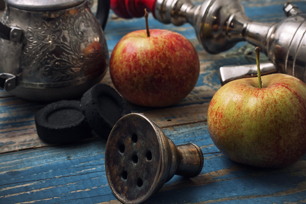 λεπτομέρειες κάπνισμα ναργιλέ σε φόντο των μήλων - Φωτογραφία, εικόνα