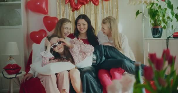 Щасливі молоді друзі-жінки весело під час вечірки на день Галентіна в квартирі - Кадри, відео