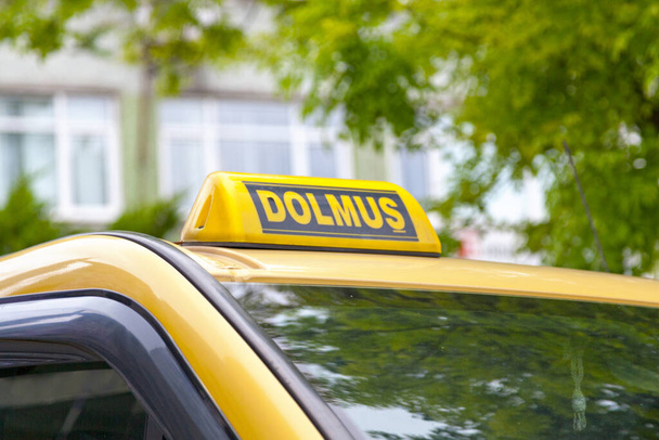 Такси знак (Dolmus) из Стамбула в Турции. В Турции и Северной Европе дольмусы являются общими такси, которые курсируют по установленным маршрутам внутри городов и между городами..  - Фото, изображение