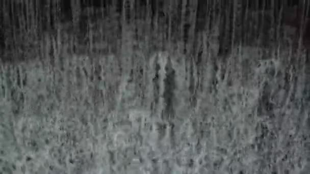 Eau éclaboussant et coulant d'un barrage débordant de béton halfring, lac Machovo - Séquence, vidéo