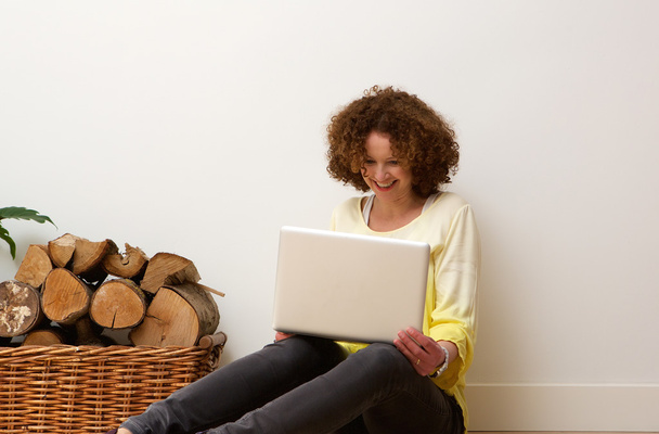Onnellinen vanhempi nainen käyttää laptop kaura kotiin
 - Valokuva, kuva