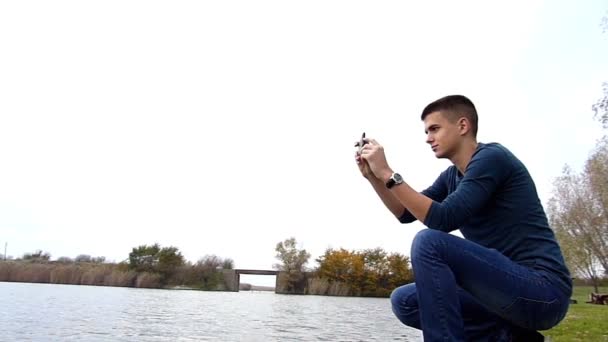 νεαρός άνδρας λήψη φωτογραφιών - Πλάνα, βίντεο