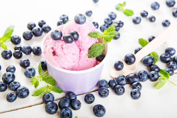 blueberry ice cream or frozen yogurt and sprig of mint, with fre - Photo, Image