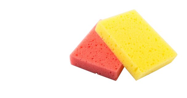Rode en gele afwassen spons op witte achtergrond - Foto, afbeelding